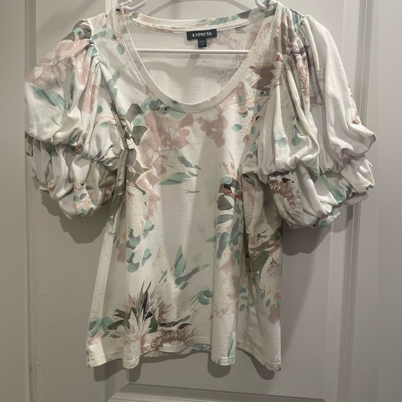 Express Floral Skimming Scoop Neck Puff Sleeve Tee - Picture 5 of 5